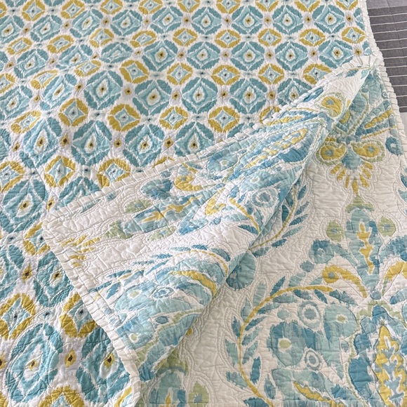 Chic Blue and White Patterned Dena Home Full/Queen Quilt - Picture 3 of 3